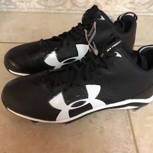 NWT. Under armor black men’s cleats size 11 1/2